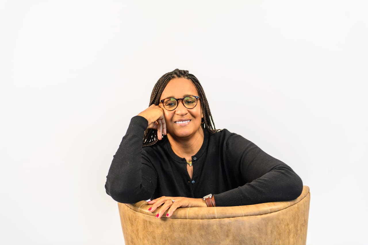 France André, coach pour mamans d'adolescents, souriante
